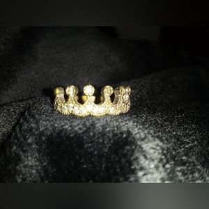 Gold crown ring with diamonds
